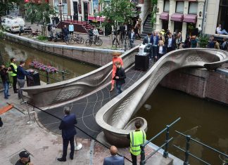Amsterdam má vďaka MX3D prvý oceľový most postavený 3D tlačou