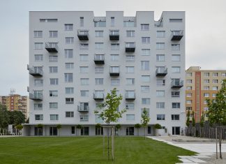 Zaspomínajme si na skvelú rekonštrukciu paneláku v Rimavskej Sobote od ateliéru Gutgut