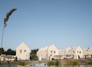 Neďaleko Prahy vyrastá moderná dedinka s vlastným námestím a jazerom