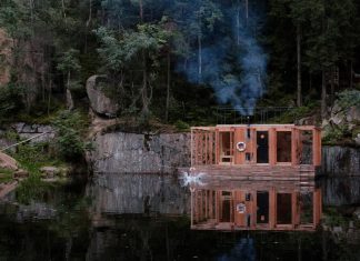 Malá drevená sauna, ktorá vznikla na hladine zatopeného lomu